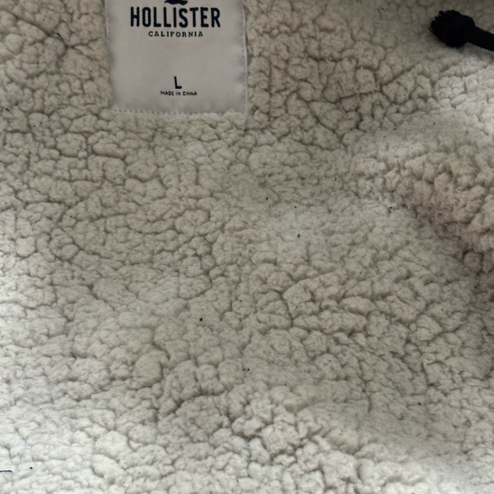 Hollister Women's Black Oversized Sherpa Cropped Hoodie - Picture 3 of 9